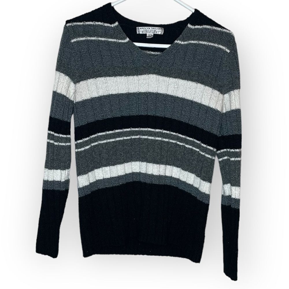 Carolyn Taylor Essentials Sweater size Medium